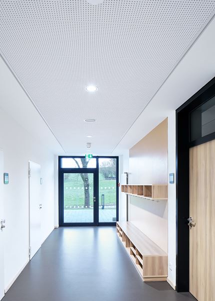 Free-span demountable ceilings